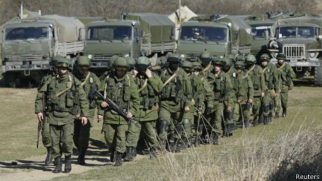 Военные, предположительно российские, возле украинской воинской части в окрестностях Симферополя 3 марта 2014 г.