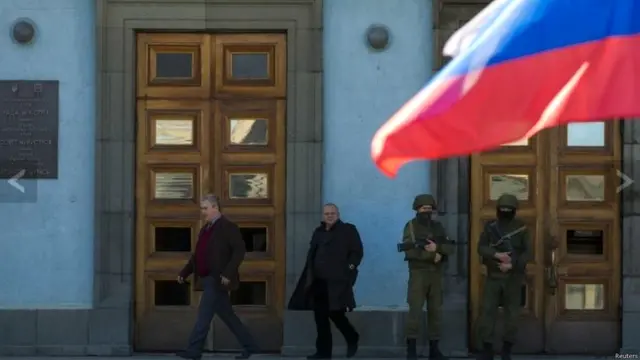 أحكمت روسيا سيطرتها على منطقة القرم، حيث تسيطر قواتها أو القوات الموالية لها على المباني الهامة رغم المطالبات الغربية بالانسحاب.