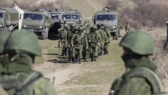 Предполагаемые российские военные в Симферополе