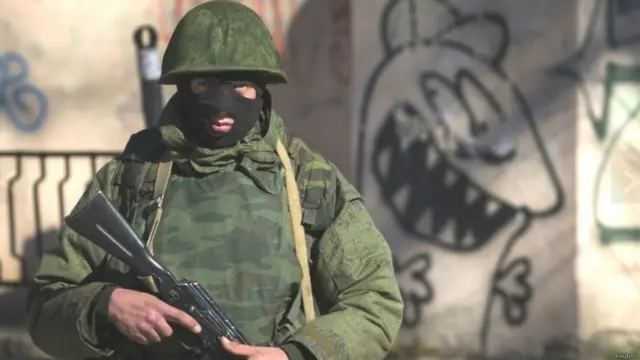 لم تمنع تحذيراتُ الغرب روسيا من أن تتدخل عسكريا في القرم، حيث فرضت القوات الموالية لروسيا سيطرتها على المباني الحكومية الهامة والمطارات في شبه الجزيرة.