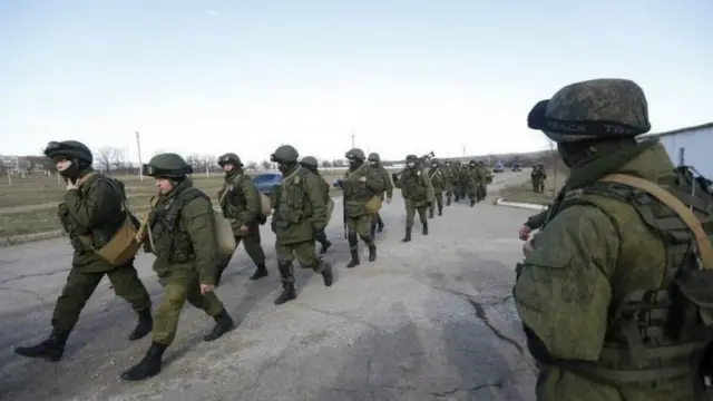 تقول أوكرانيا إن روسيا أرسلت حوالي 30 حاملة جنود، وستة آلاف من أفراد قواتها إلى القرم لمساعدة الميليشيات الموالية لروسيا في الحصول على مزيد من الاستقلال في شبه الجزيرة.