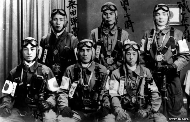 旧日本海軍カミカゼ特別攻撃隊特攻隊員出撃前原本当時物所蔵品より拡大複製写真額装品 特別攻撃隊 神風特攻隊 特別特攻隊 本物保証 島津特攻隊員 遺品