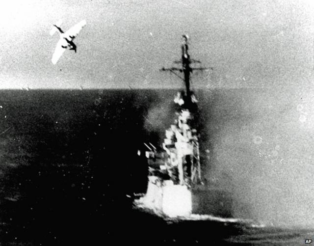 1944年10月「萊特灣海戰」，日本神風敢死隊攻擊美國軍艦