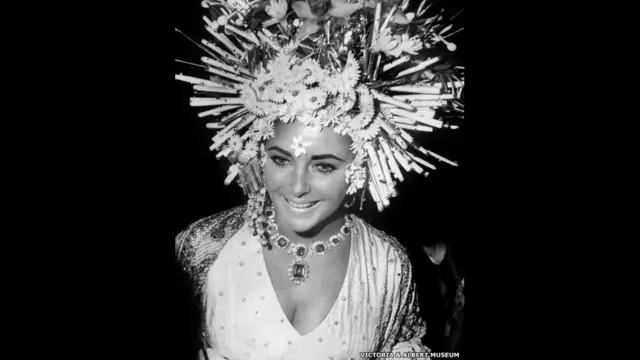 خلال الخمسينيات والستينيات صور كثير من الأفلام الأمريكية في مواقع في إيطاليا، وكان لهذا تأثير كبيرا في الملابس التي استخدمها نجوم هوليوود. وهنا تظهر إليزابيث تايلور وهي ترتدي حليا من بولغاري في فيلم صور في فينيسيا عام 1967.