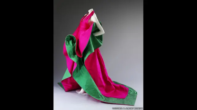 تستثمر الشركات الإيطالية بشدة في البحوث التكنولوجية لإنتاج أنسجة مبتكرة من أجل الأسواق. (الصورة لفستان سهرة من الحرير من صناعة روبرتو كابوتشي)