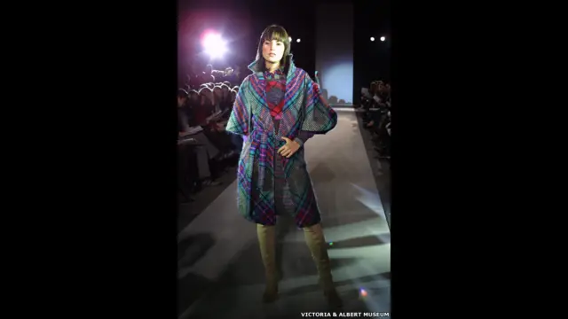 وسيستكشف المعرض وضع إيطاليا باعتبارها مصنّعا ومصدرا لأرقى أنواع الأقمشة في العالم، مبرزا قوة الصناعات التقليدية لديها، من قبيل، النسيج، والصباغة، والحياكة.