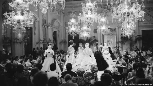 ويتناول معرض الصيف الكبير النقلة التي حدثت في إيطاليا من الحطام الذي خلفته الحرب إلى الفخامة التي عرضت في عروض الأزياء الشهيرة في "الصالة البيضاء" في فلورنسا في الخمسينيات، وكانت سبيل وصول العروض الإيطالية للعالمية.