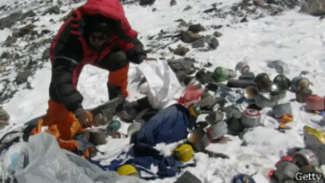 مجموعة من جامعي القمامة في جبل ايفرست