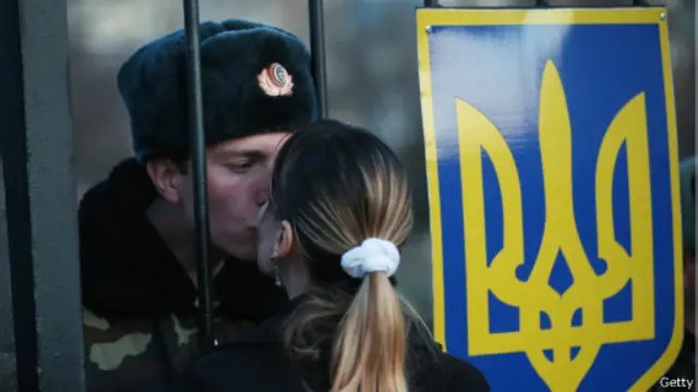 Военный целует девушку