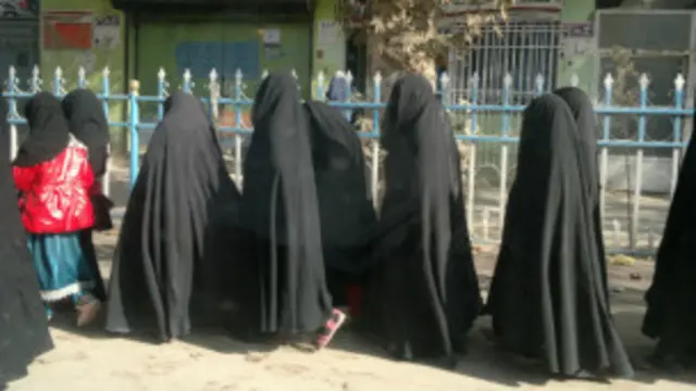 نظام ارزشی جامعه سنتی، جایی در گوشه دنجی از حوزه زندگی خصوصی برای زن باز کرده که الزاما نیاز به حضور در حوزه عمومی و زندگی اجتماعی را نمی‌طلبد.