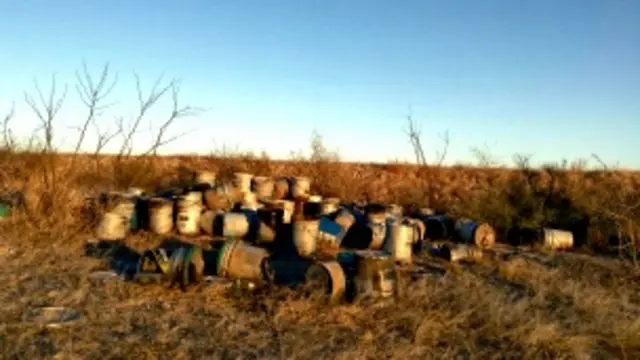 Recipientes vacíos de combustible utilizados por Los Zetas para incinerar personas en Coahuila. Foto: cortesía Diego Osorno