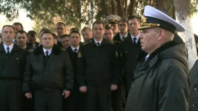 قائد القوات البحرية الأوكراني يخاطب جنوده بضرورة الوقوف بوجه التدخل الروسي. 