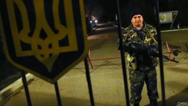 Tentara Ukraina berjaga di Krime yang di blokade oleh Rusia