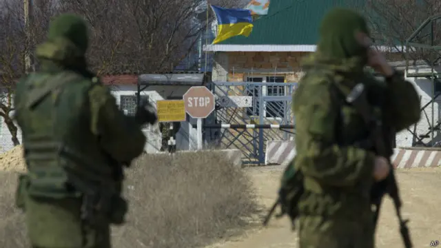 Tropas bloqueiam acesso a base ucraniana na Crimeia (foto: AP)