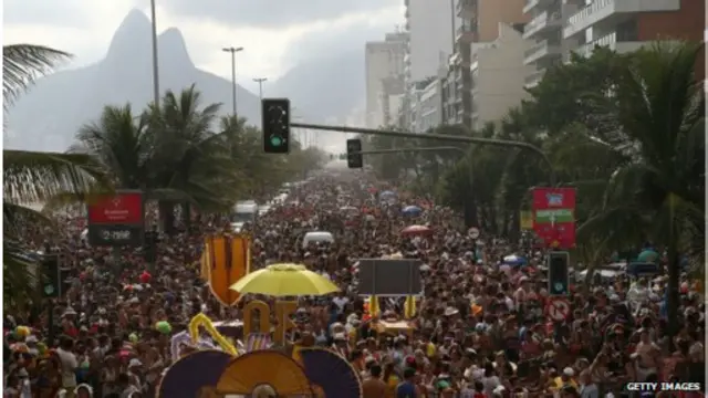 تستقطب الاحتفالات التي تعج في شوراع دي جانيرو وعروض السامبا مئات الآلاف من السياح سنوياً