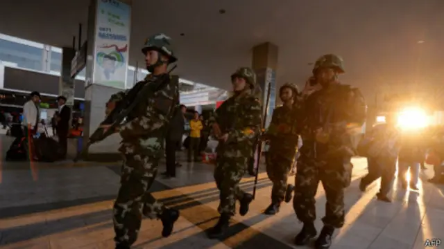 昆明火车站前巡逻的武警（2014年3月3日）