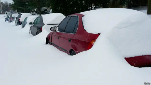 السلطات المحلية في العاصمة واشنطن طلبت من الموظفين البقاء في منازلهم. 