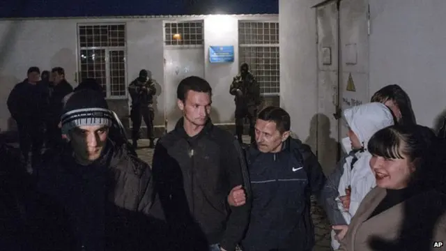 په سیواسټوپول کې مخکنيو روسي فعالانو تېره شپه د اوکراین سمندري اډو بهر مظاهره وکړه.