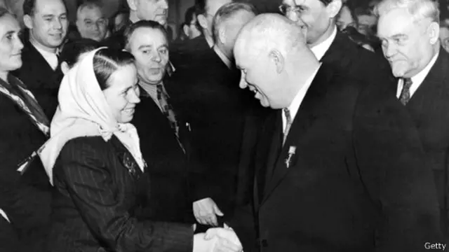 Nikita Khrushchev (phải) trao Crimea cho Cộng hòa Xã hội Chủ nghĩa Xô-viết Ukraine hồi 1954