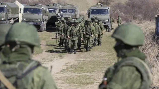 Những người được cho là lính Nga có mặt bên ngoài khu vực thuộc đơn vị quân sự Ukraine tại làng Perevalnoye ở Crimea
