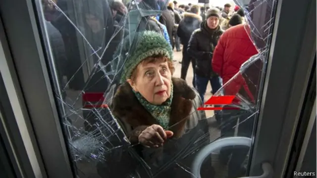Lối vào tòa nhà hành chính khu vực ở Donetsk bi người biểu tình theo Nga phá phách