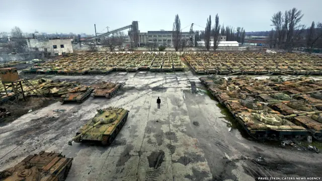 مشرقی یوکرین کے شہر خارکوو میں فوجی سازوسامان کے ’قبرستان‘ میں ٹینکوں کے بےشمار ڈھانچے دیکھے جا سکتے ہیں۔