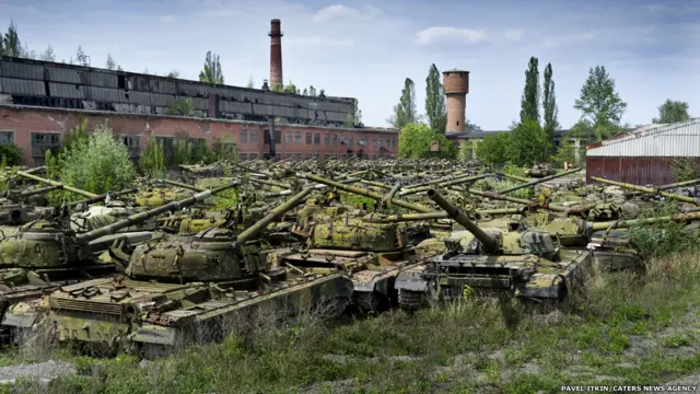 یہ جگہ ایک زمانے میں ٹینک مرمت کرنے کا کارخانہ تھا لیکن پھر یہاں کام بند ہوگیا اور یہ بھاری بھرکم ٹینکوں کا کوئی دعویدار نہ رہا۔