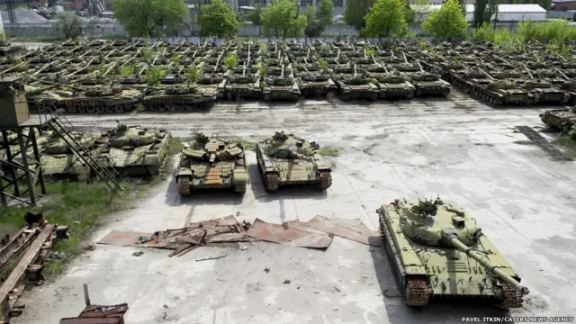 اٹکن کا کہنا تھا کہ ’بس آپ تصور کریں ایک ہی جگہ پر چار سو ٹینک قطار در قطار کھڑے ہوں۔‘