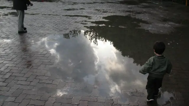 عکس از حمید، او نوشته است: ''وقتی کودکی تصمیم می‌گیرد تسلیم بزرگترها نشود و از وسط آب باران جمع شده روی زمین عبور کند علامت آزادی است.''