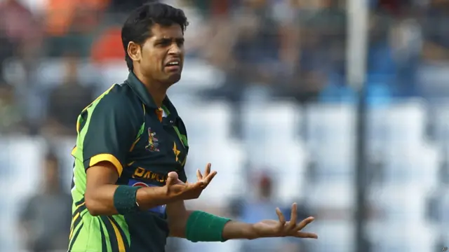 پاکستان کے مایہ ناز گیند باز بھی بنگلہ دیش کے کھلاڑیوں کو شاٹس کھیلنے سے نہیں روک پائے۔