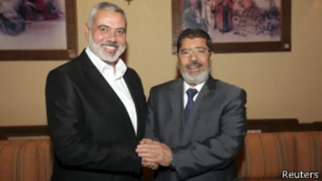 အီဂျစ်သမ္မတဟောင်း မိုဟာမက် မော်စီလက်ထက်က ဟားမတ်စ်ခေါင်းဆောင် (ဝဲ)လာရောက်စဉ်။