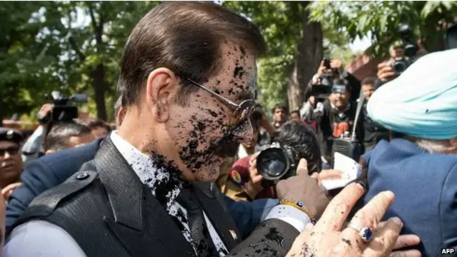 سبرت رائے جب عدالت پہنچے تو مظاہرہ کرنے والے ایک شخص نےان کے چہرے پر سیاہی پھینک دی