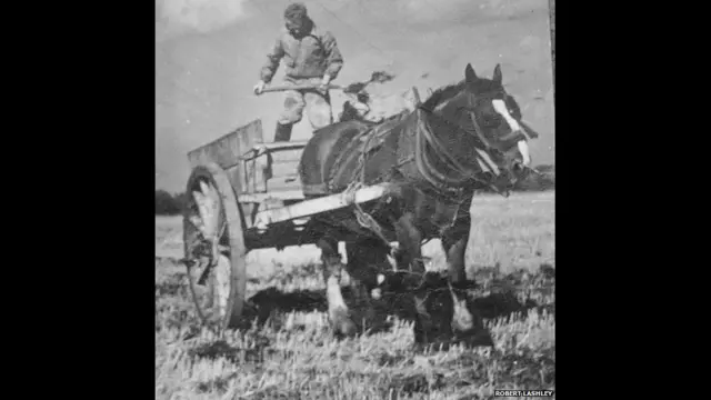 رابرٹ لیشلے نے یہ تصویر ہالمپٹن، برطانیہ سے بھیجی۔ انھوں نے دوسری جنگِ عظیم میں حصہ لیا تھا۔ ان کا کہنا ہے کہ یہ تصویر سنہ 50 کی دہائی کی نمائندگی کرتی ہے۔