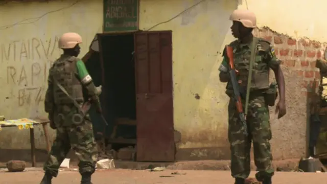 اتحادیه اروپا امیدوار است پیوستن هزار سرباز اروپایی به هشت هزار سرباز فرانسوی و آفریقایی در جمهوری آفریقای مرکزی به بازگشت ثبات به آن کشور کمک کند