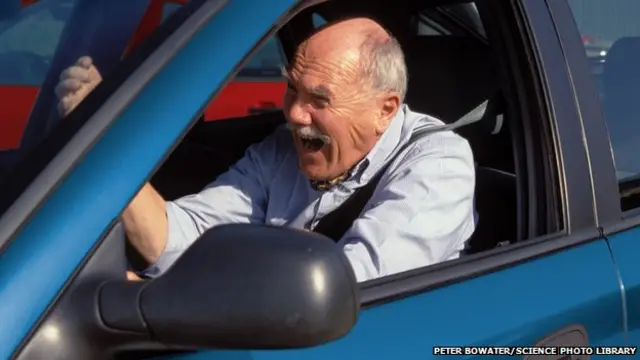 开“斗汽车”、因斗气而“路怒”，每天都发生在英国的道路上。“路怒”的程度轻则甩一句脏话竖一根中指，重则大打出手，伤人害命。