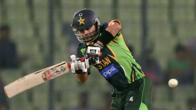 احمد شہزاد کی شاندار سنچری بھی اتنے بڑے ہدف کے لیے کافی نہیں تھی۔