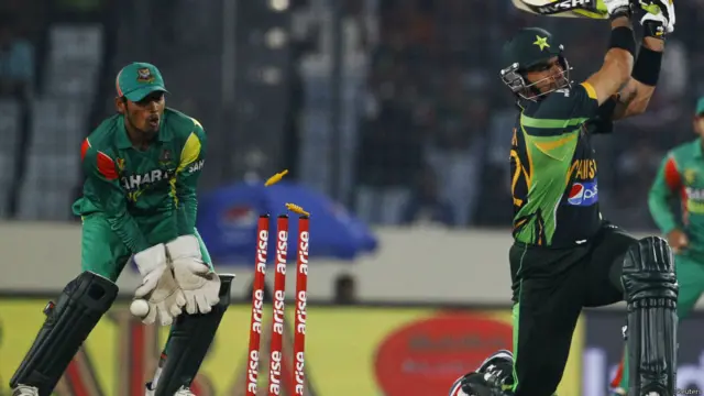 پاکستان کے پہلے آؤٹ ہو کھلاڑی محمد حفیظ تھے جو 52 کے انفرادی سکور پر آؤٹ ہوئے۔ حفیظ کے آؤٹ ہونے کے بعد مصباح الحق کھیلنے آئے ہیں۔ لیکن وہ ایک شاٹ کھیلنے کی کوشش میں شکیب الحسن کے ہاتھوں بولڈ ہو گئے۔