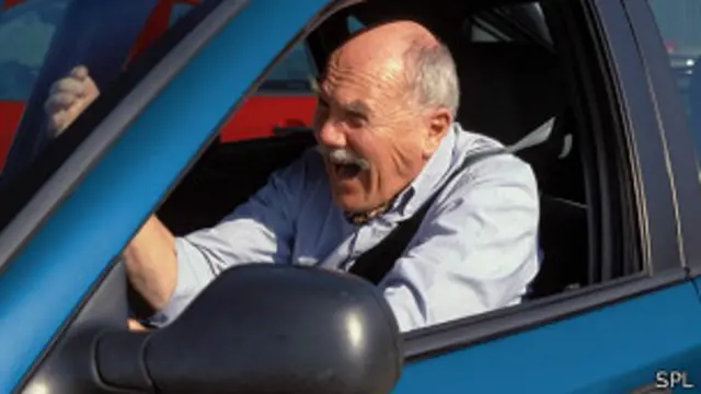 Hombre con un ataque de ira