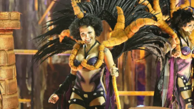 Una bailarina en el sambódromo