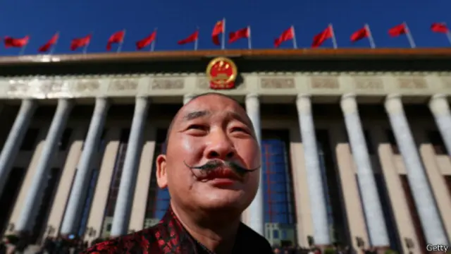 ينعقد البرلمان الصيني في دور الانعقاد لعام 2014 بحضور 3000 عضوًا.