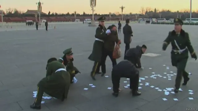 天安門廣場示威者被警察和便衣人員阻止（錄像截圖，05/03/2014）