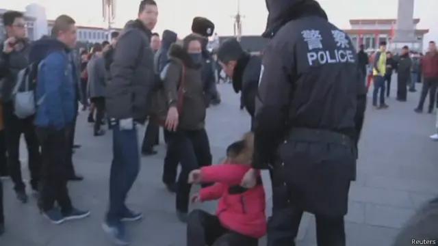 示威者立即被警方拖走（05/03/2014）