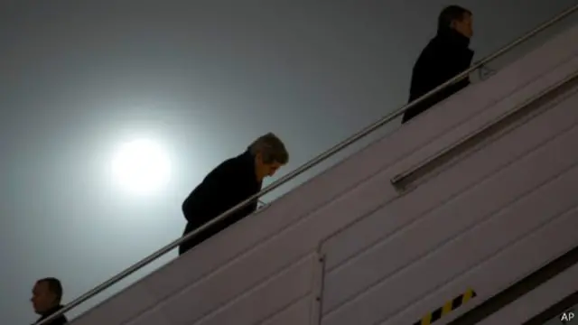 Джон Керри перед встречей в Париже посетил Киев