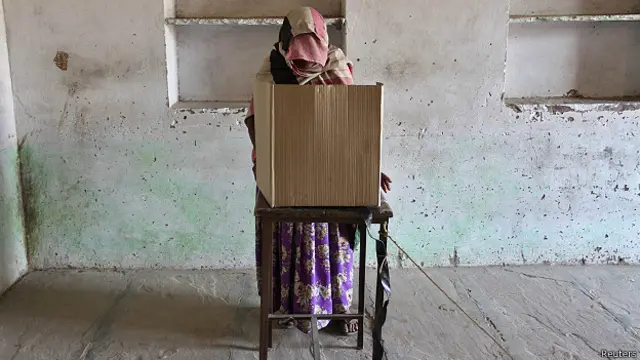 भारत में चुनाव में वोट देती महिला