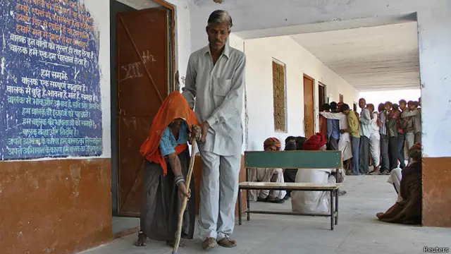 भारत में मतदान की कतार में खड़े लोग