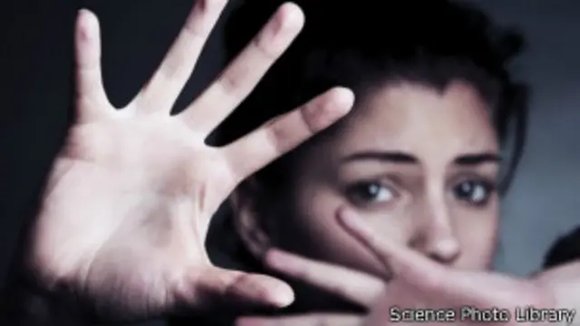 صورة لامرأة تضع يديها أمام وجهها