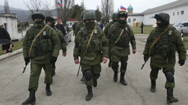 Nhóm vũ trang tự nhận là 'dân quân tự vệ Crimea' nhưng theo Nga đang làm chủ bán đảo này trước trưng cầu dân ý 16/3/2014