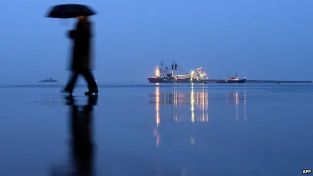 俄罗斯战舰出现在克里米亚塞瓦斯托波尔港外（4/3/2014）