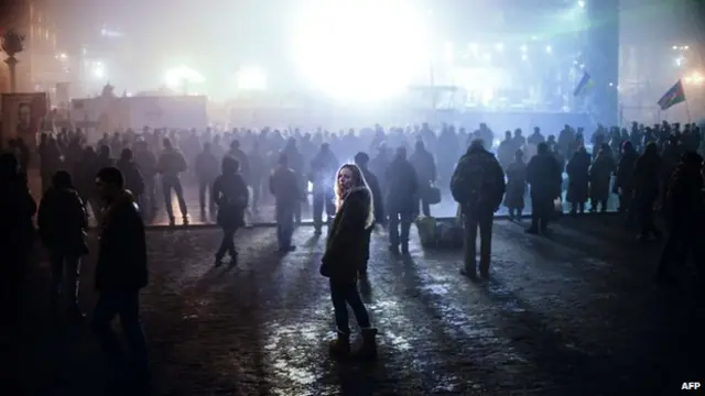 乌克兰基辅民众在独立广场上聚集收看电视新闻报道（4/3/2014）