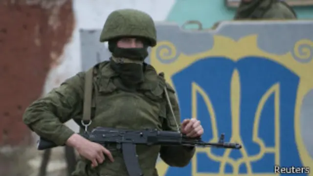 Люди в форме говорят, что приехали охранять базу от нападений террористов